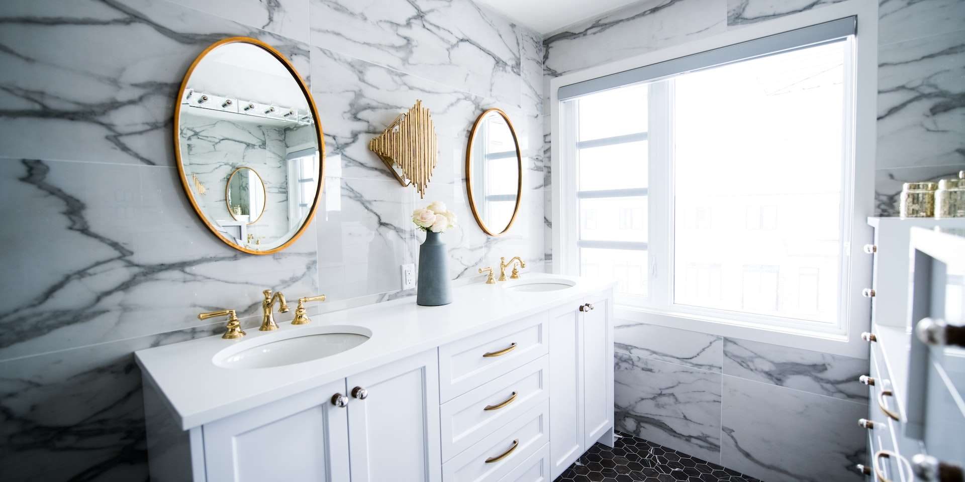 christian-mackie-yb9b2wbhxG4-unsplash bathroom